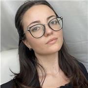 Studentessa di economia diplomata con lode al liceo linguistico impartisce lezione di inglese